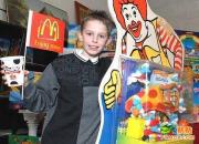 英11岁男孩10年收集麦当劳赠品7000件