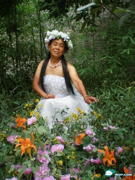 我们村口王二的妈从美国回来了,穿得那叫一个