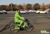 两会陈光标全身绿色骑自行车前往人民大会堂