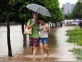雨天散步有危险 情侣出行需谨慎！